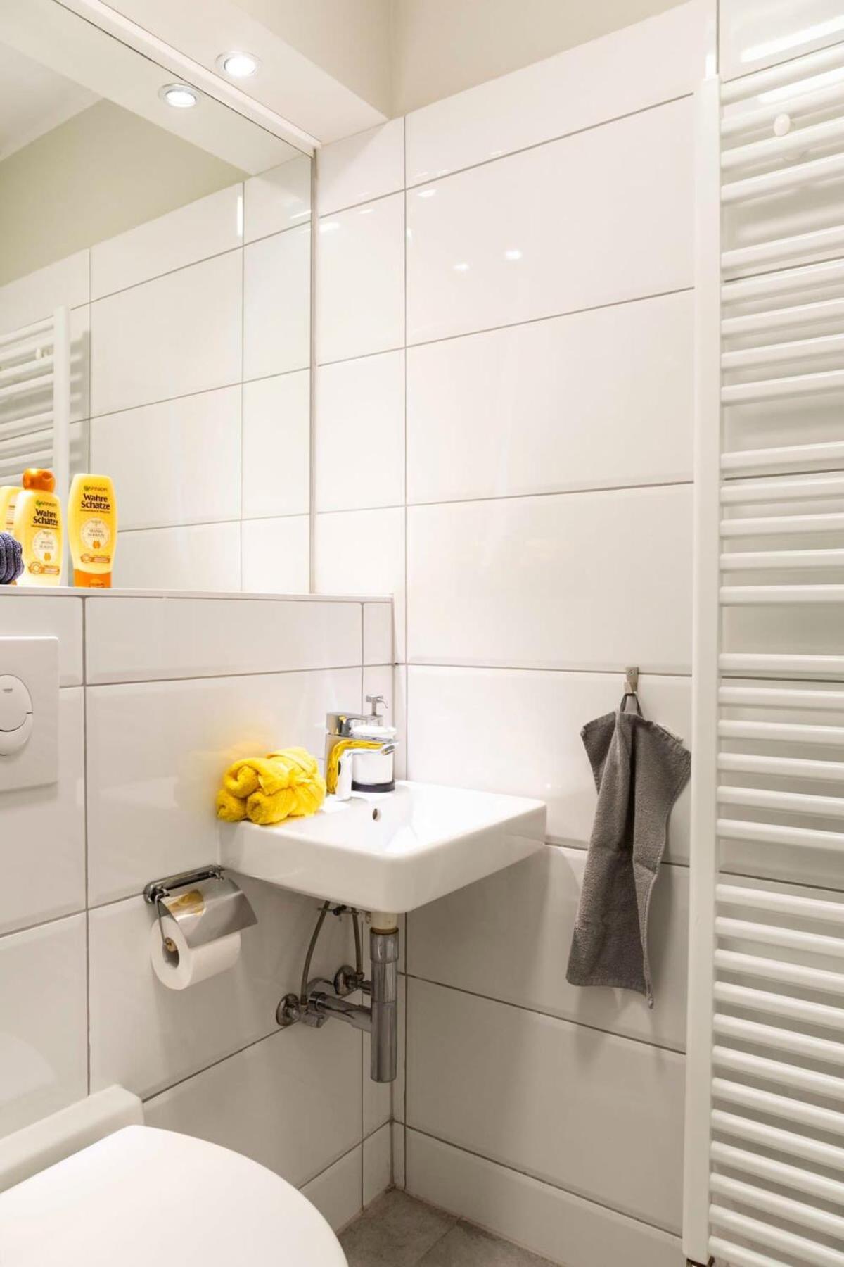 Spacious Two Br Plus Ac Plus Selfcheckin Берлин Экстерьер фото